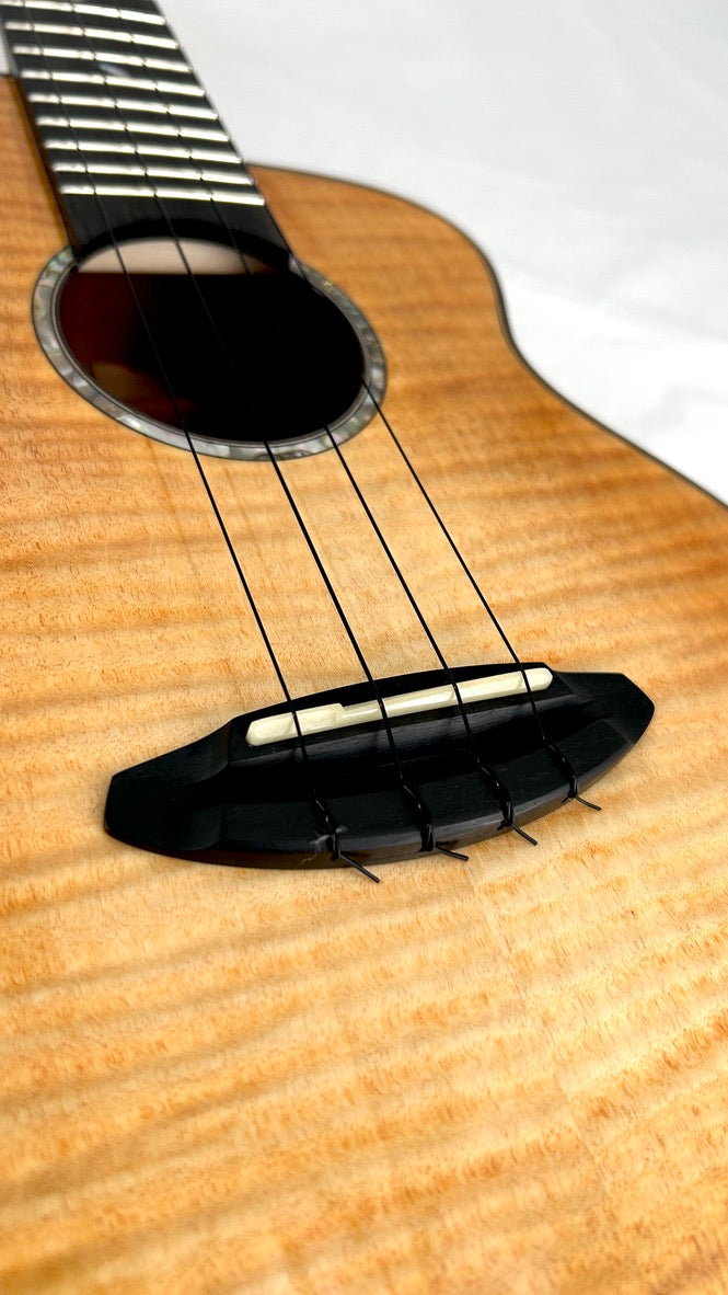 aNueNue UT166 Honey Sunburst Tenor