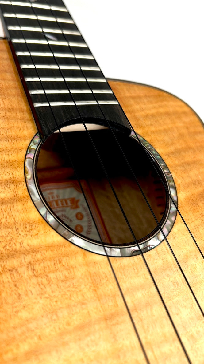 aNueNue UT166 Honey Sunburst Tenor