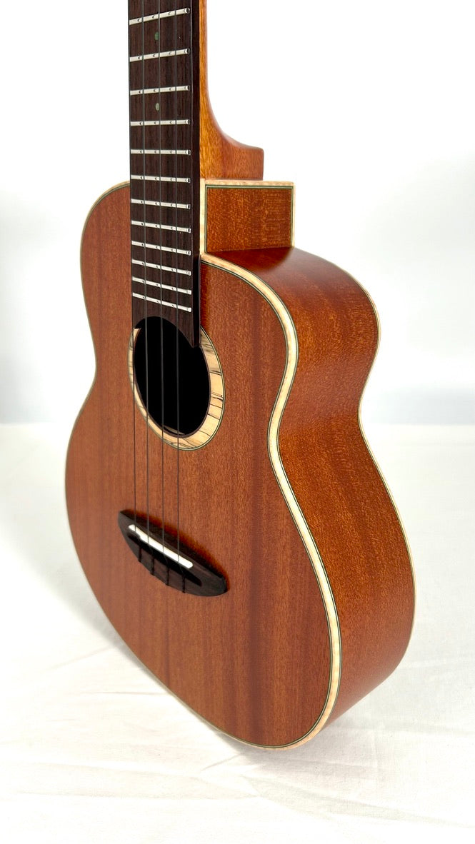 aNueNue UT110 Green Bird Tenor