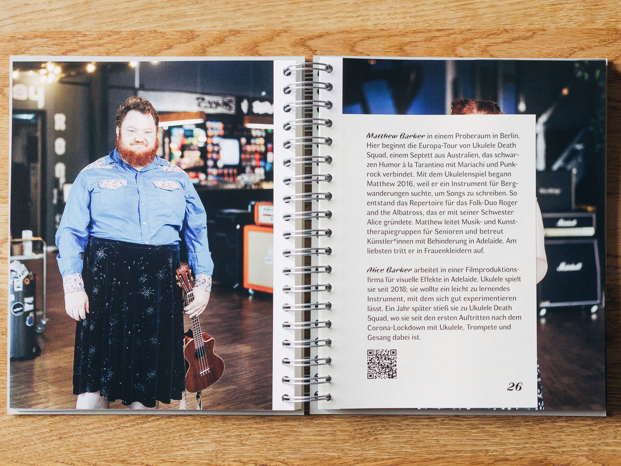 While my uke gently smiles - Ukulele Portraits von Klaus Heymach