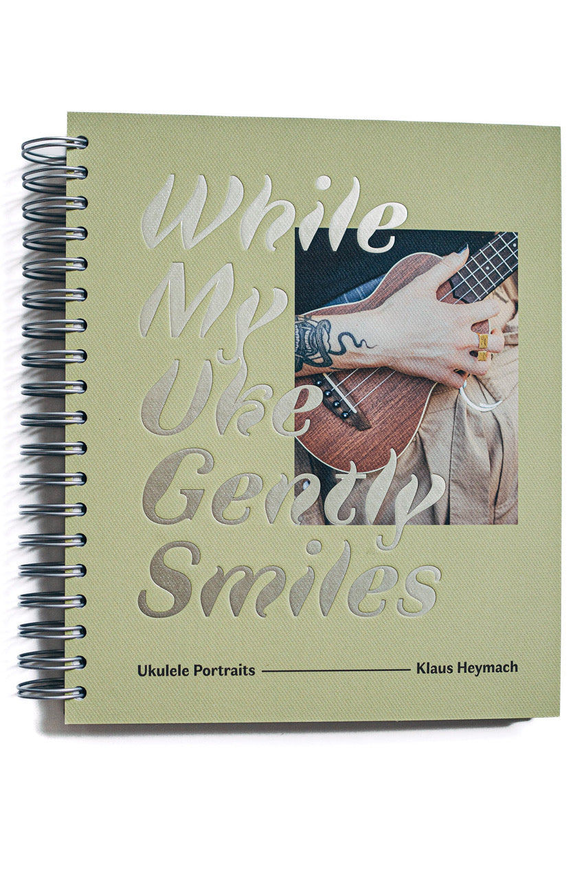 While my uke gently smiles - Ukulele Portraits von Klaus Heymach