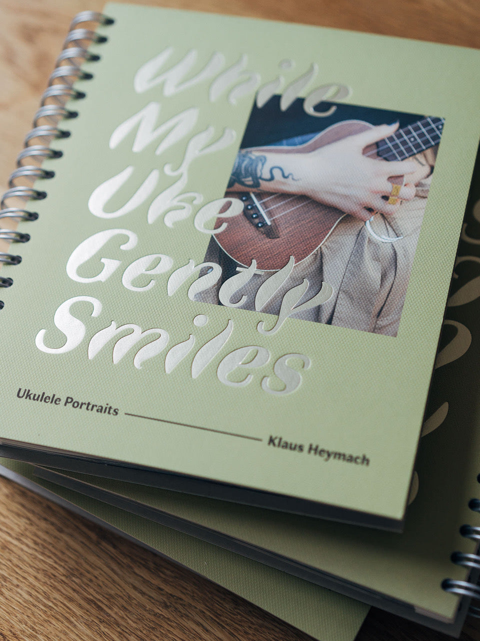 While my uke gently smiles - Ukulele Portraits von Klaus Heymach