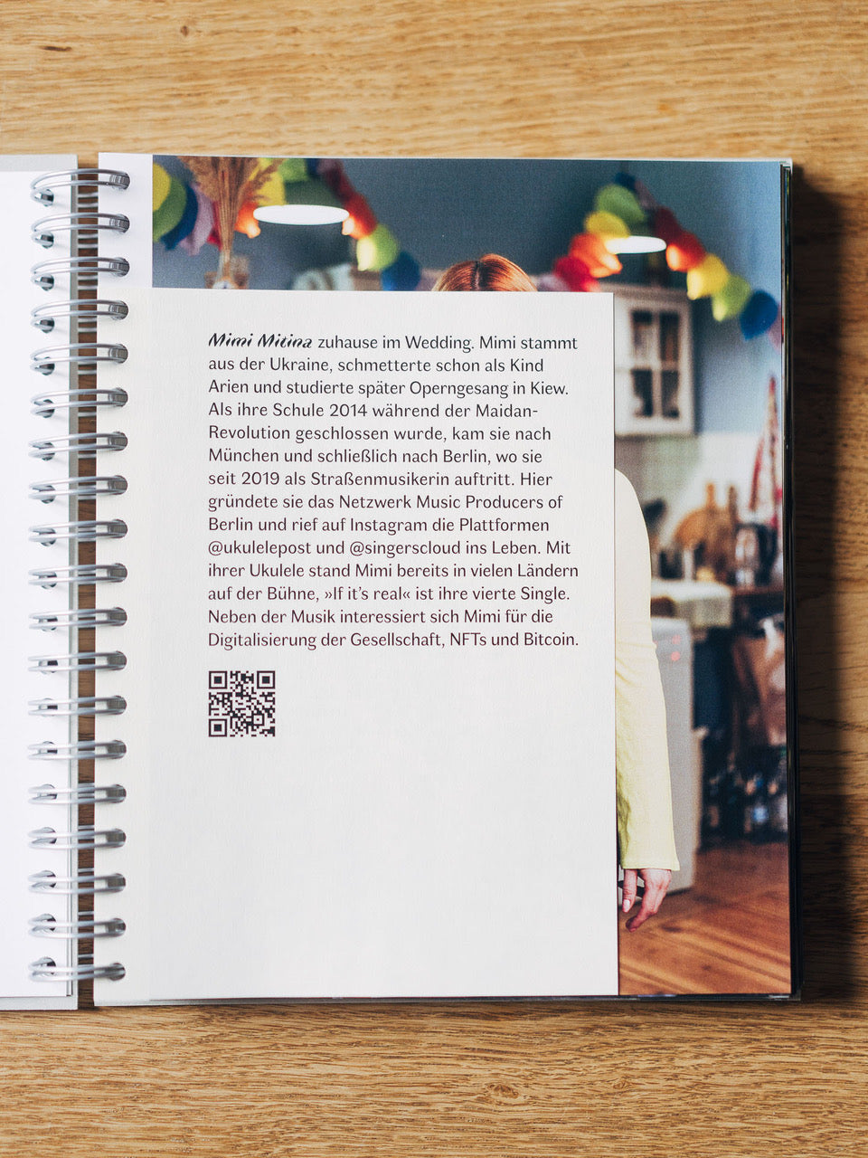 While my uke gently smiles - Ukulele Portraits von Klaus Heymach