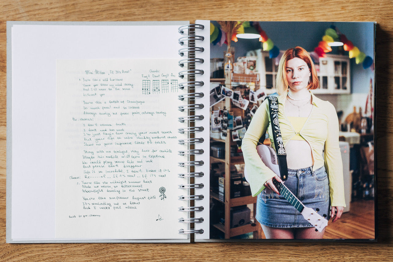 While my uke gently smiles - Ukulele Portraits von Klaus Heymach