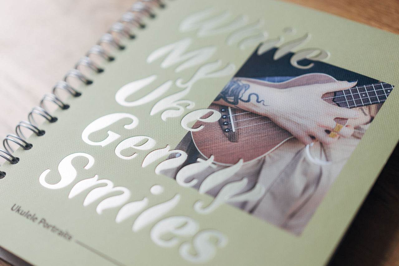 While my uke gently smiles - Ukulele Portraits von Klaus Heymach